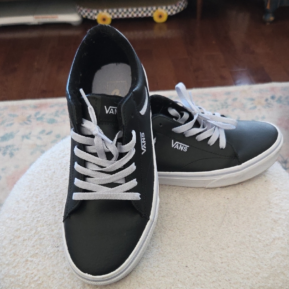 Vans Seldan Black and White Low-Tops Womens SZ 9.5